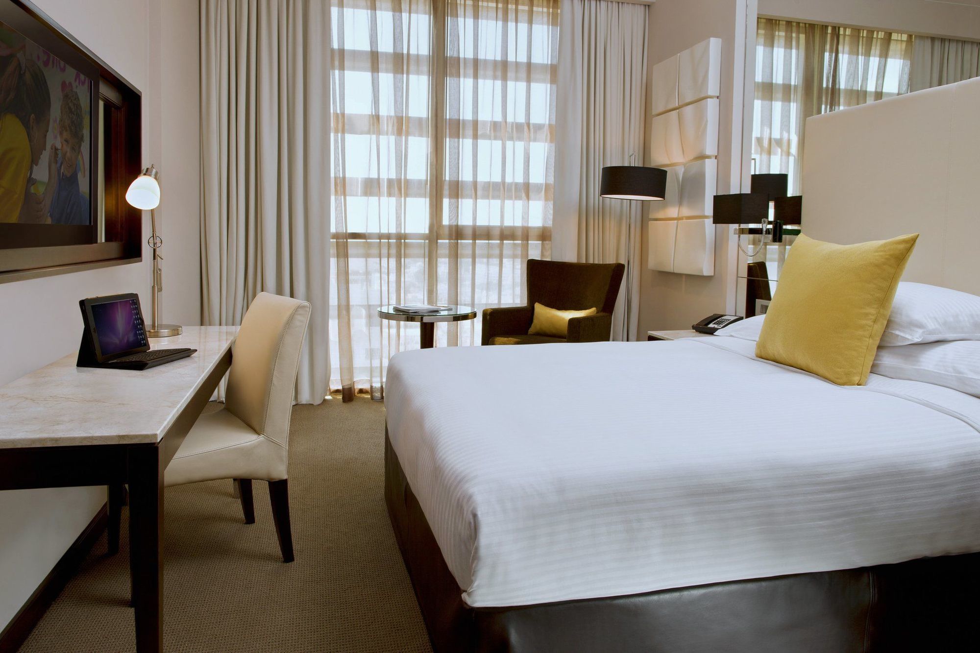 中央阿尔曼哈尔罗塔纳酒店 阿布扎比 客房 照片